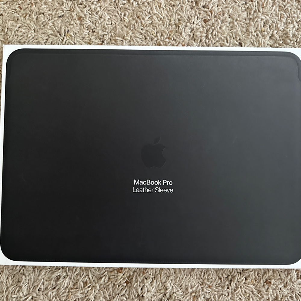 Macbook Pro (15-inch) Leather Sleeve MTEJ2ZM/A Black